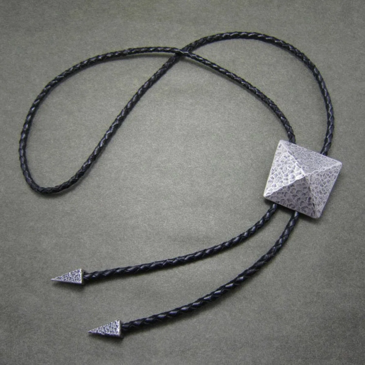 Bolo Tie Silberne Pyramide, Silber-Auflage, Bolotie, Westernkrawatte