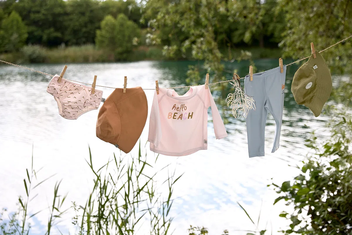 LÄSSIG Baby und Kleinkind Langarm Schwimmshirt Badeshirt Rashguard mit UV-Schutz Hello Beach Light pink 25-36 Monate