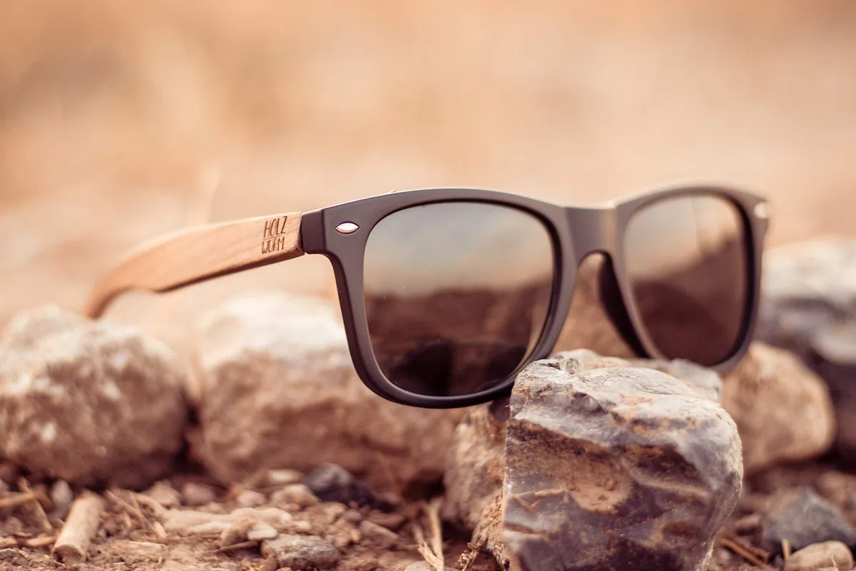 Holzwurm Sonnenbrille mit Holzbügeln aus Walnuss für Damen & Herren/Polarisierende Brillengläser mit UV400-Schutz/mit Brillenetui aus echtem Bambus