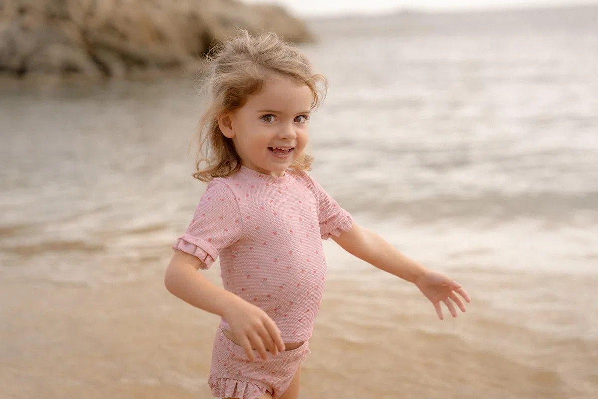 Little Dutch Schwimmshirt Badeshirt mit Rüschen Kurzarm Kind Mädchen Blush (Gr. 98/104) - Sunny Flowers