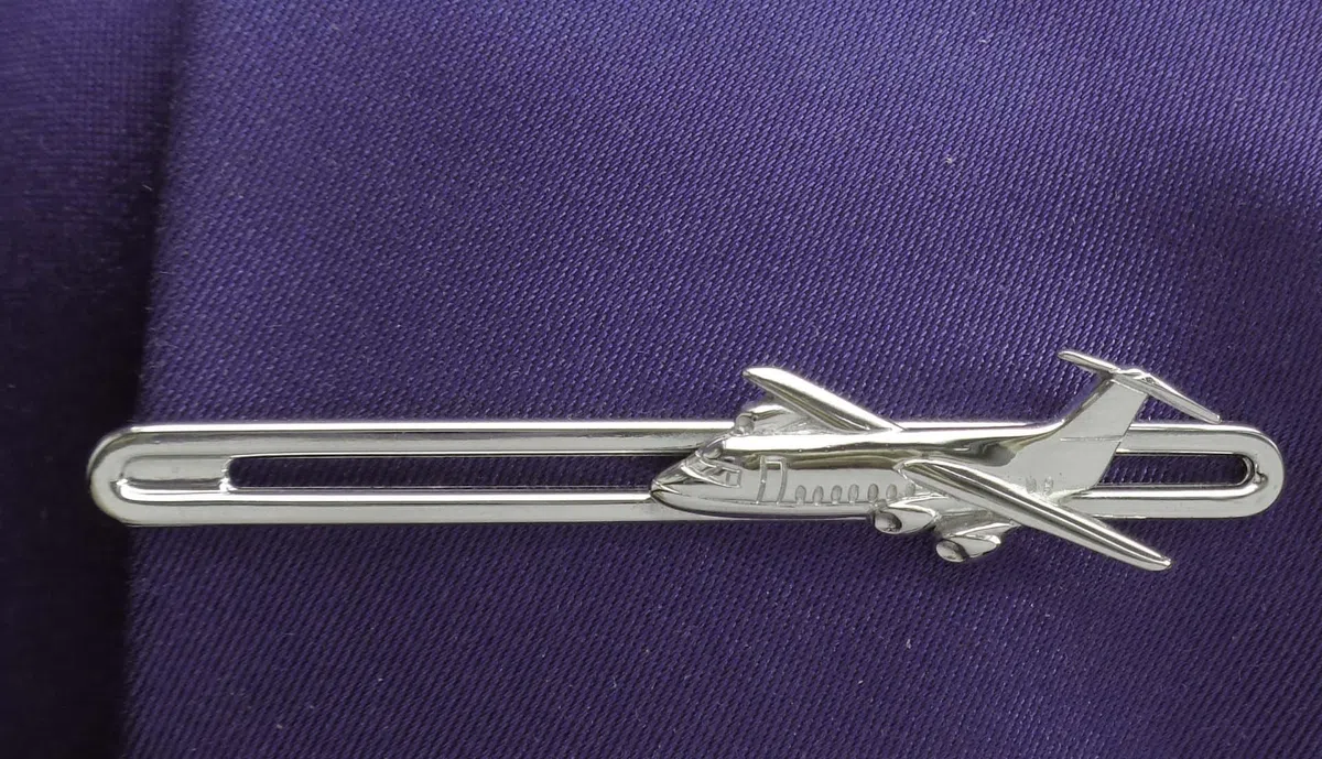 Krawattennadel Flugzeug silbern glänzend ca. 7,2 cm m.i. Germany + Geschenkbox Accessoire für die Seidenkrawatte