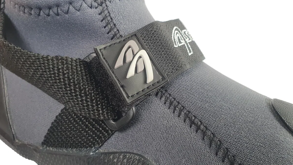 Ascan Kite 2mm. Sehr robuster Neoprenschuh mit besonders gutem Halt durch Doppelklett und String. Verklebte Blindstich Nähte