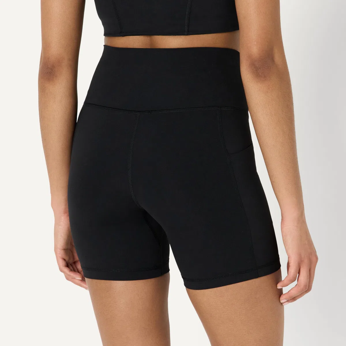 Amazon Essentials Damen Active FormFlex Buttery Soft Radlerhose mit Taschen, hohe Taille, Schrittlänge von 18 cm