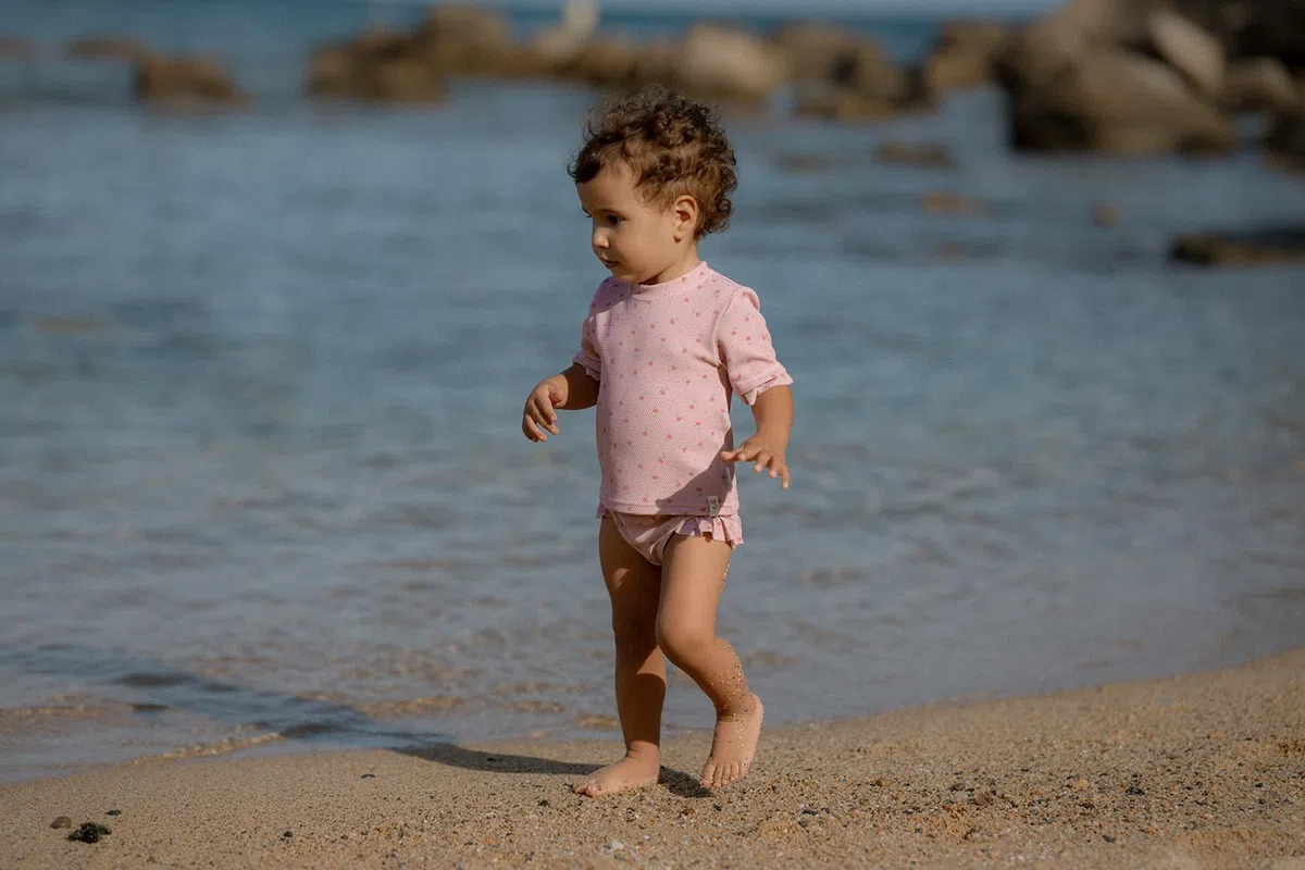 Little Dutch Schwimmshirt Badeshirt mit Rüschen Kurzarm Kind Mädchen Blush (Gr. 98/104) - Sunny Flowers