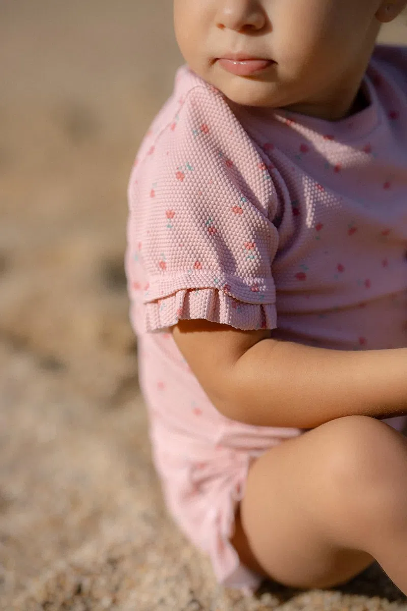 Little Dutch Schwimmshirt Badeshirt mit Rüschen Kurzarm Kind Mädchen Blush (Gr. 98/104) - Sunny Flowers