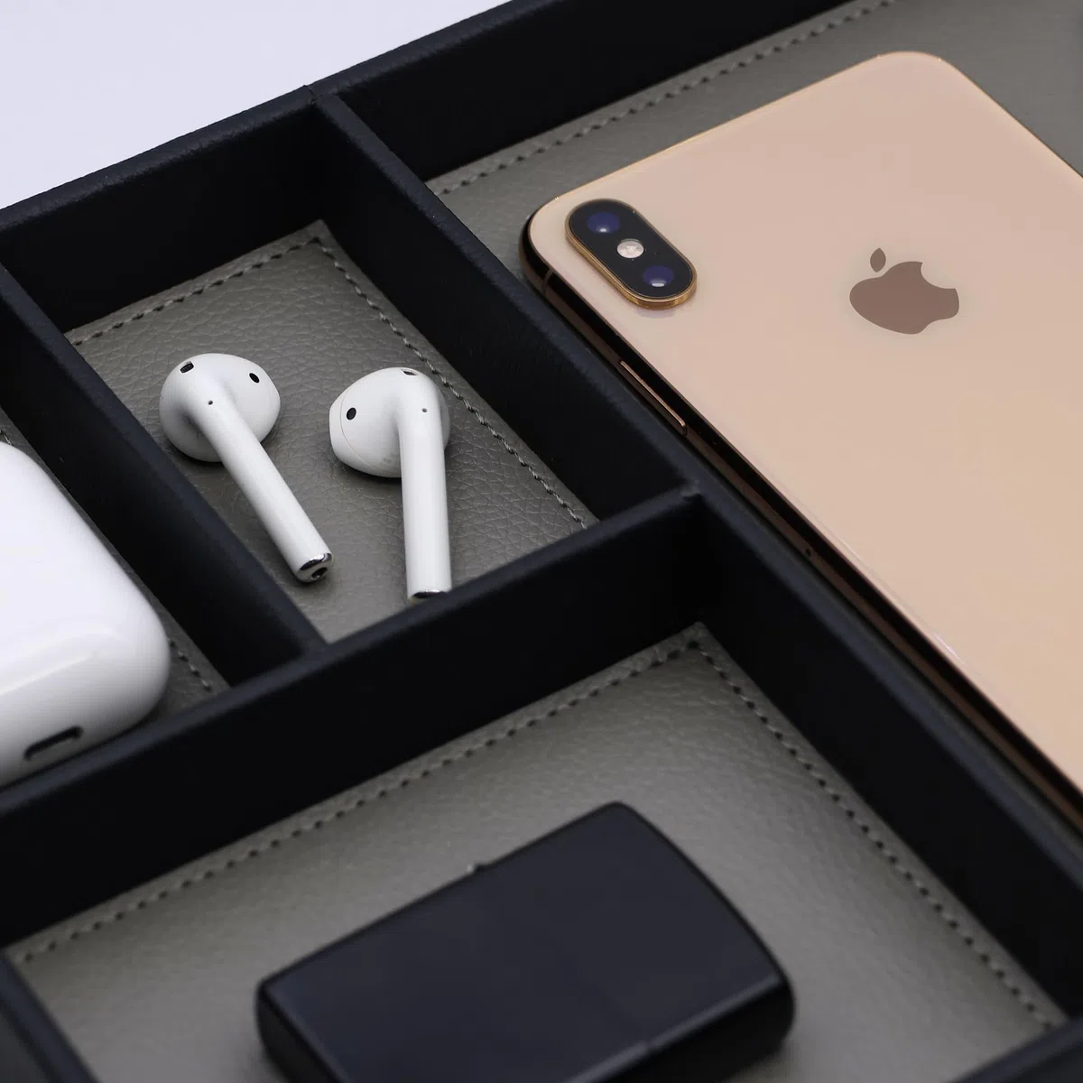 PU Leder Valet Tray, Stilvolle und organisierte Eingangsbereich Nachttisch Tablett, EDC Catchall Tray für Telefon Schlüssel Uhr Geldbörse Schmuck (Schwarz)