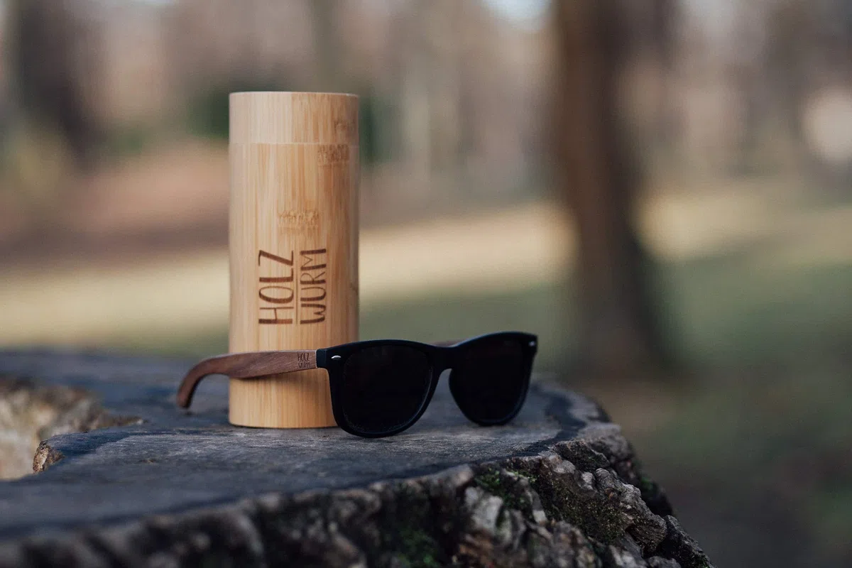 Holzwurm Sonnenbrille mit Holzbügeln aus Walnuss für Damen & Herren/Polarisierende Brillengläser mit UV400-Schutz/mit Brillenetui aus echtem Bambus
