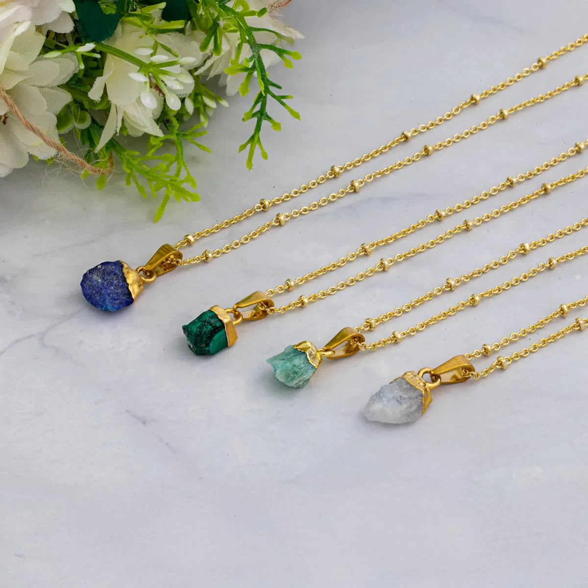 Chakra-Halskette aus rohen Edelsteinen mit 18 Karat Goldplattierung - Edelstahl - 36cm + 8cm verstellbar