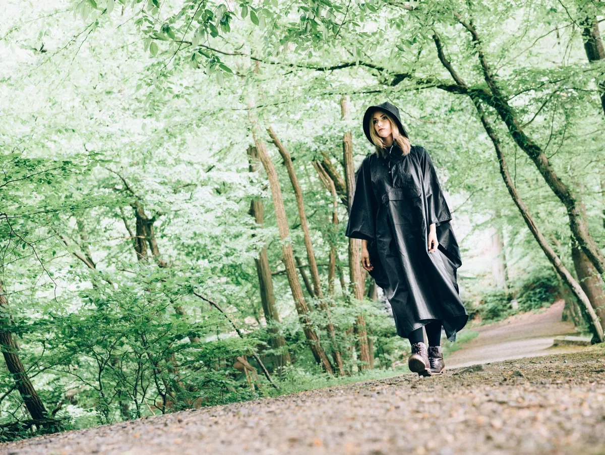 AWHA Regenponcho Damen und Herren wasserdicht und extra lang zum Wandern, Reiten, Fahrrad fahren - Outdoor Regenschutz wiederverwendbar mit Tasche