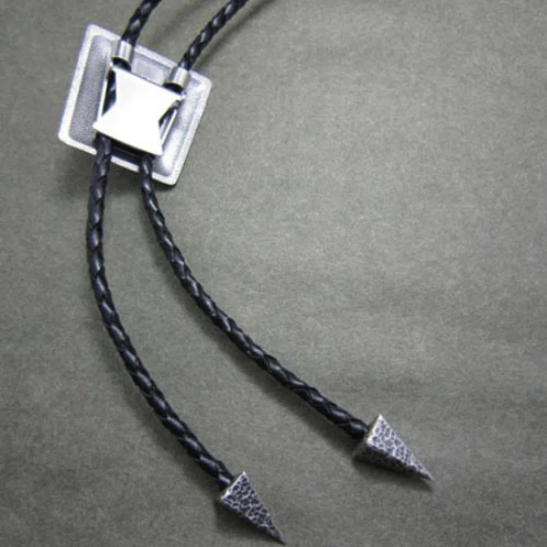 Bolo Tie Silberne Pyramide, Silber-Auflage, Bolotie, Westernkrawatte
